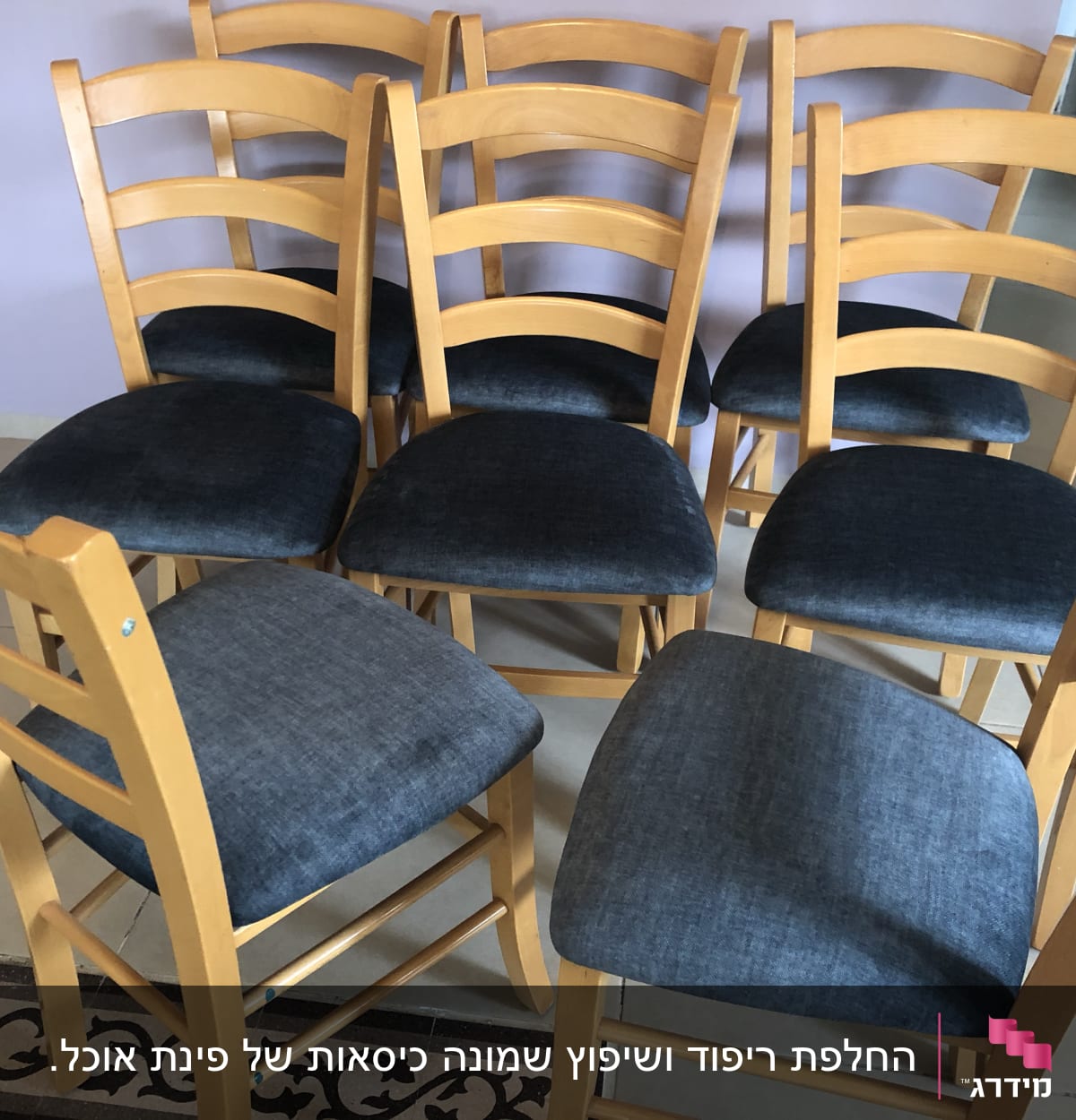 כיסאות עץ עם ריפוד בד כהה